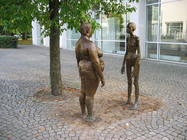 瑞典Växjö美術館外的I am thinking of myself雕像