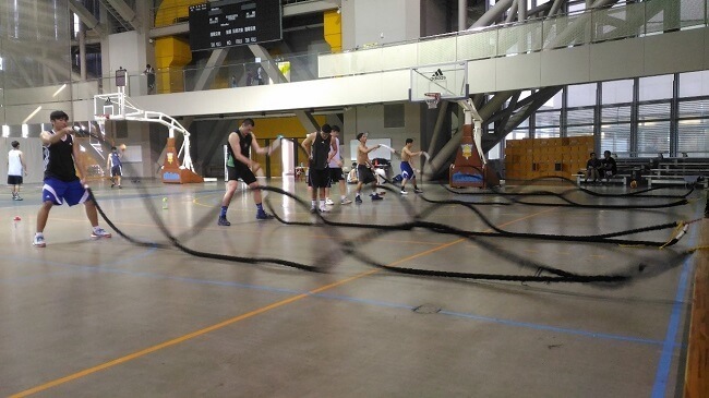 大專籃球隊員戰繩訓練