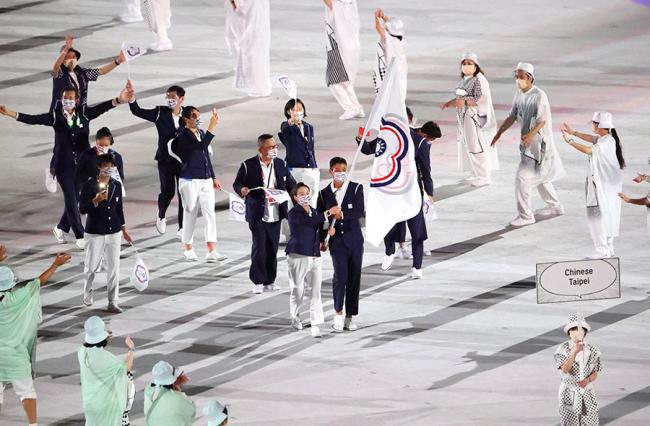 2020 東京奧運中華隊開幕進場照，由奧運「五朝元老」盧彥勳與「舉重女神」郭婞淳共同擔任掌旗官