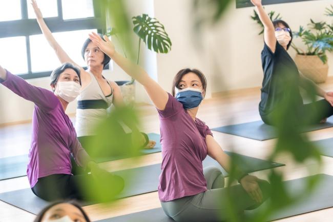 第一屆50+銀光女神派對，女神們在綠意盎然的環境中進行瑜珈練習