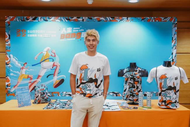 華裔設計師Daniel Wong為賽事設計跑衣，他以 最擅長的印花堆疊設計呈現，流動的線條和鮮明的色彩，帶給人動感、閃耀的感覺