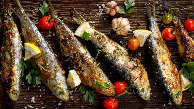 富含油脂的魚類是omega- 3 脂肪酸的重要來源，人們應該每週至少吃一份此類魚