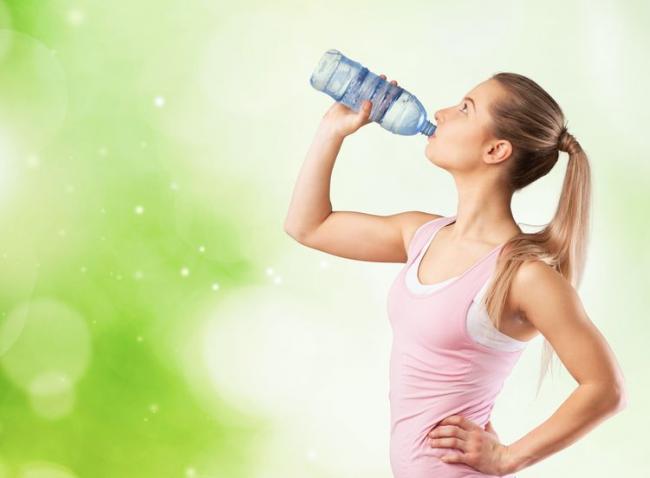 確保每天喝足夠的水分，因為即使輕微的脫水也會導致頭痛